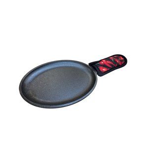Lodge 9-Inch Oval Cast Iron Serving Griddle pepper handke Cover SKU7989